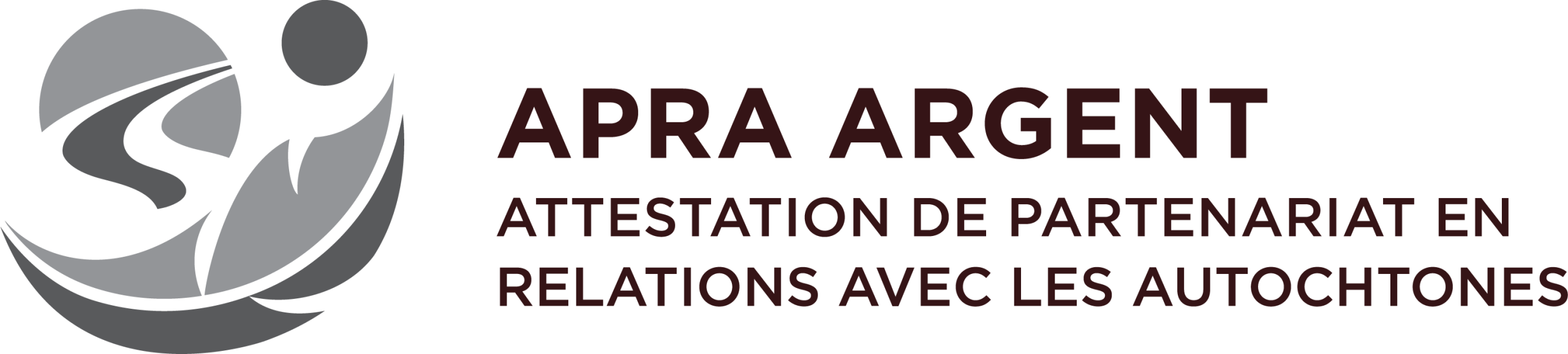 Logo avec des formes abstraites grises et argentées sur la gauche et un texte sur la droite : PAIR SILVER Partnership Accreditation in Indigenous Relations.